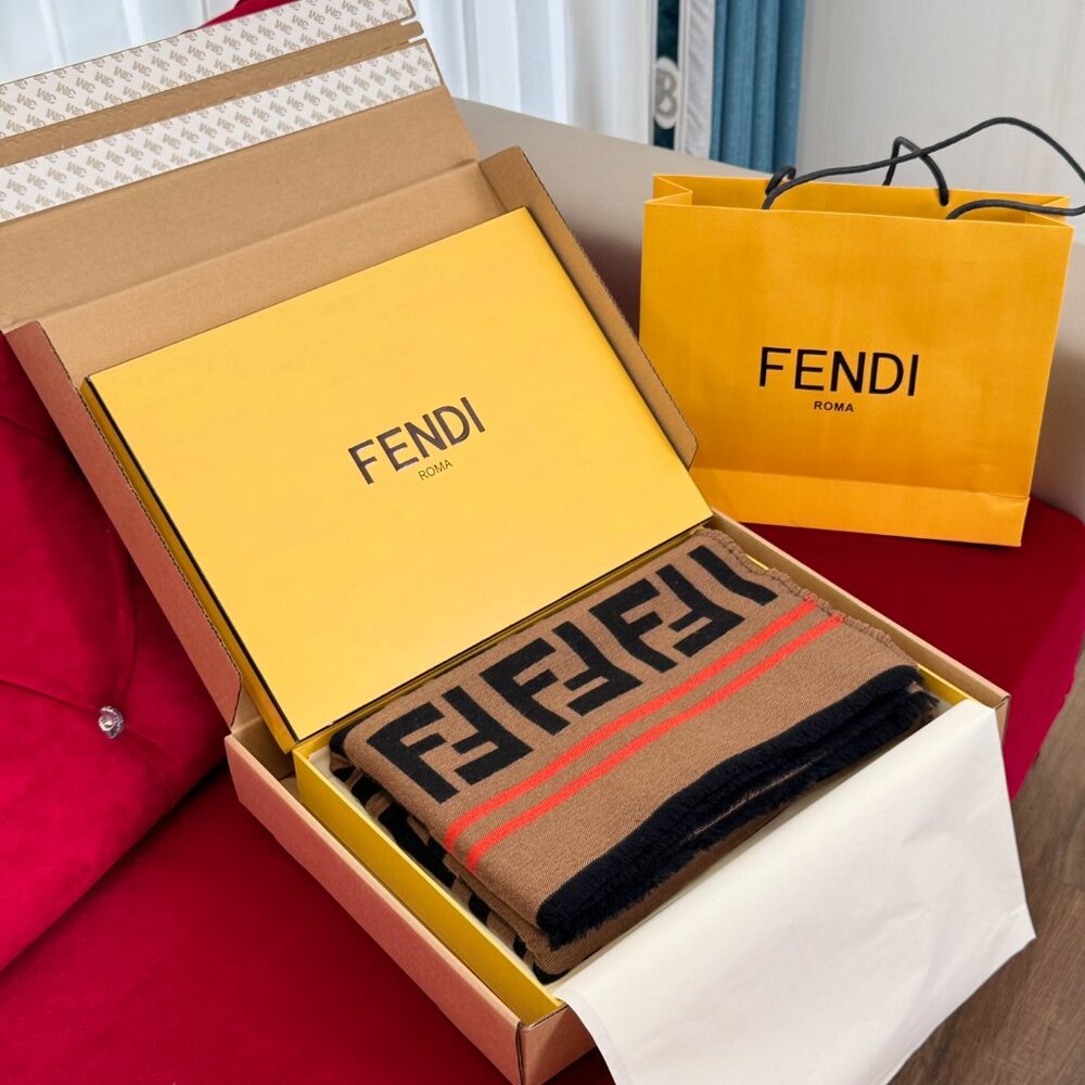 New w/ 💞 FENDI Roma Fall 2024 Reversible Shawl Brushed Poncho Scarf Wrap - Picture 7 of 8